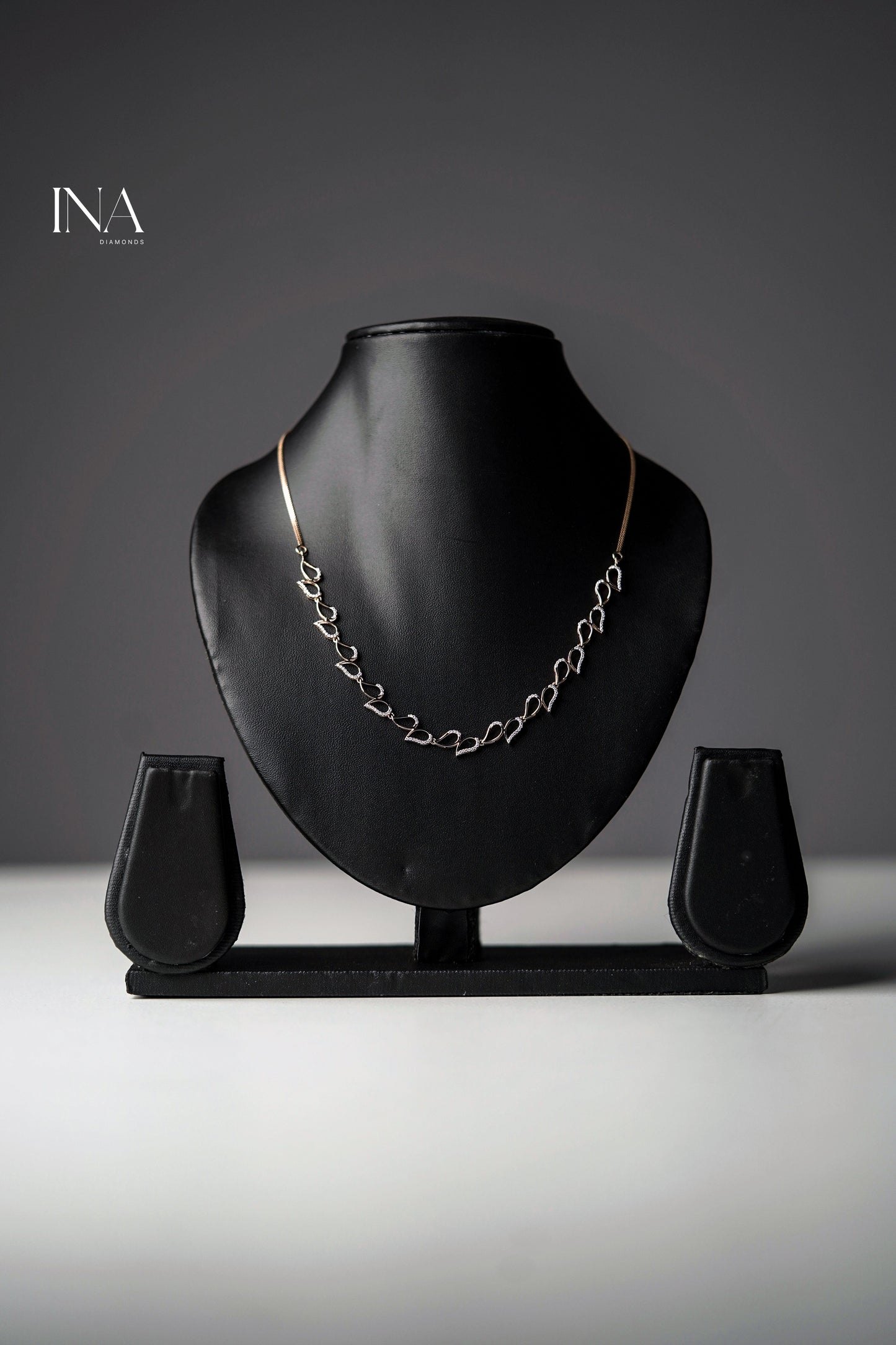 Elegant Leaf-Link Necklace