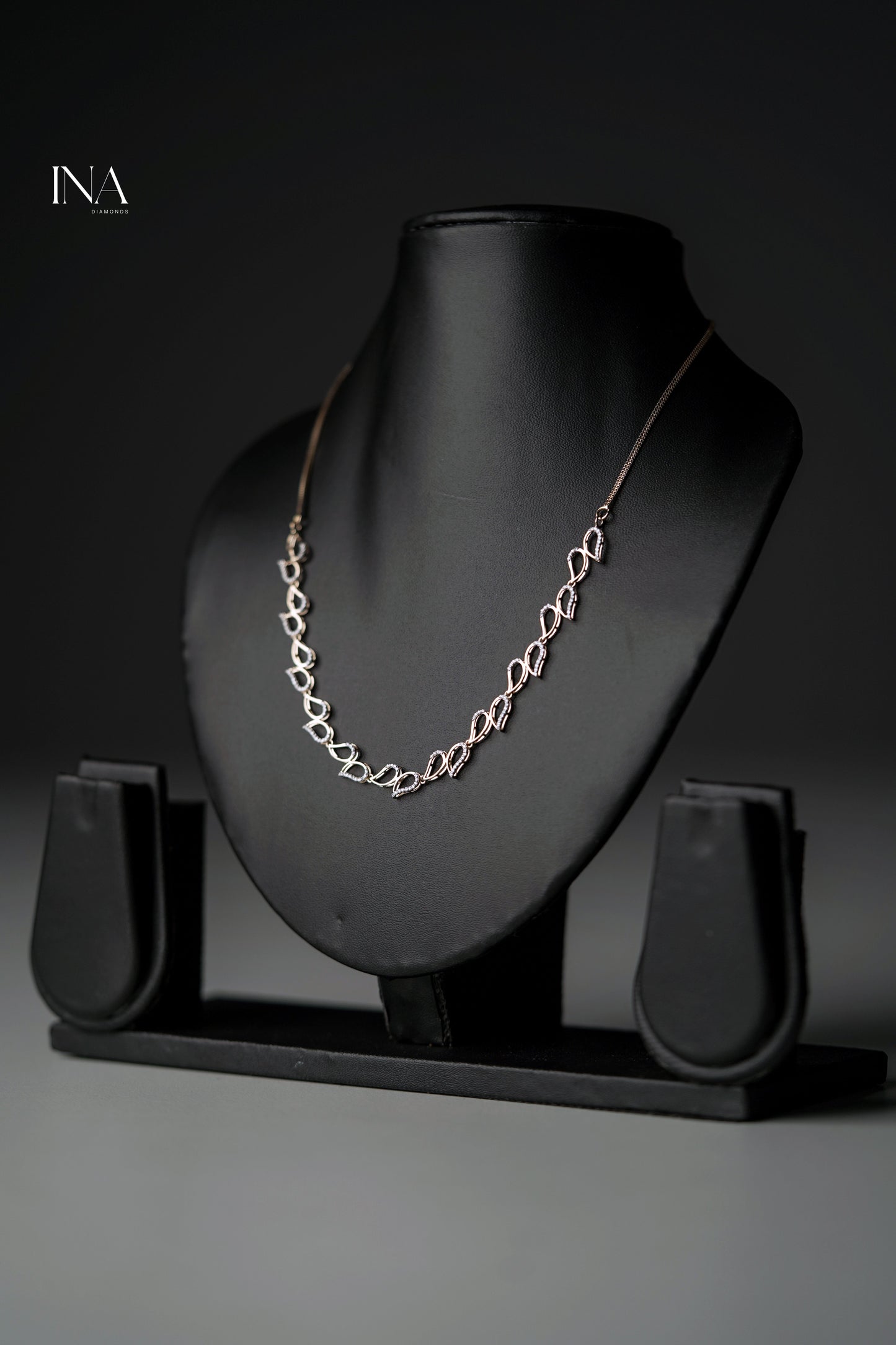 Elegant Leaf-Link Necklace