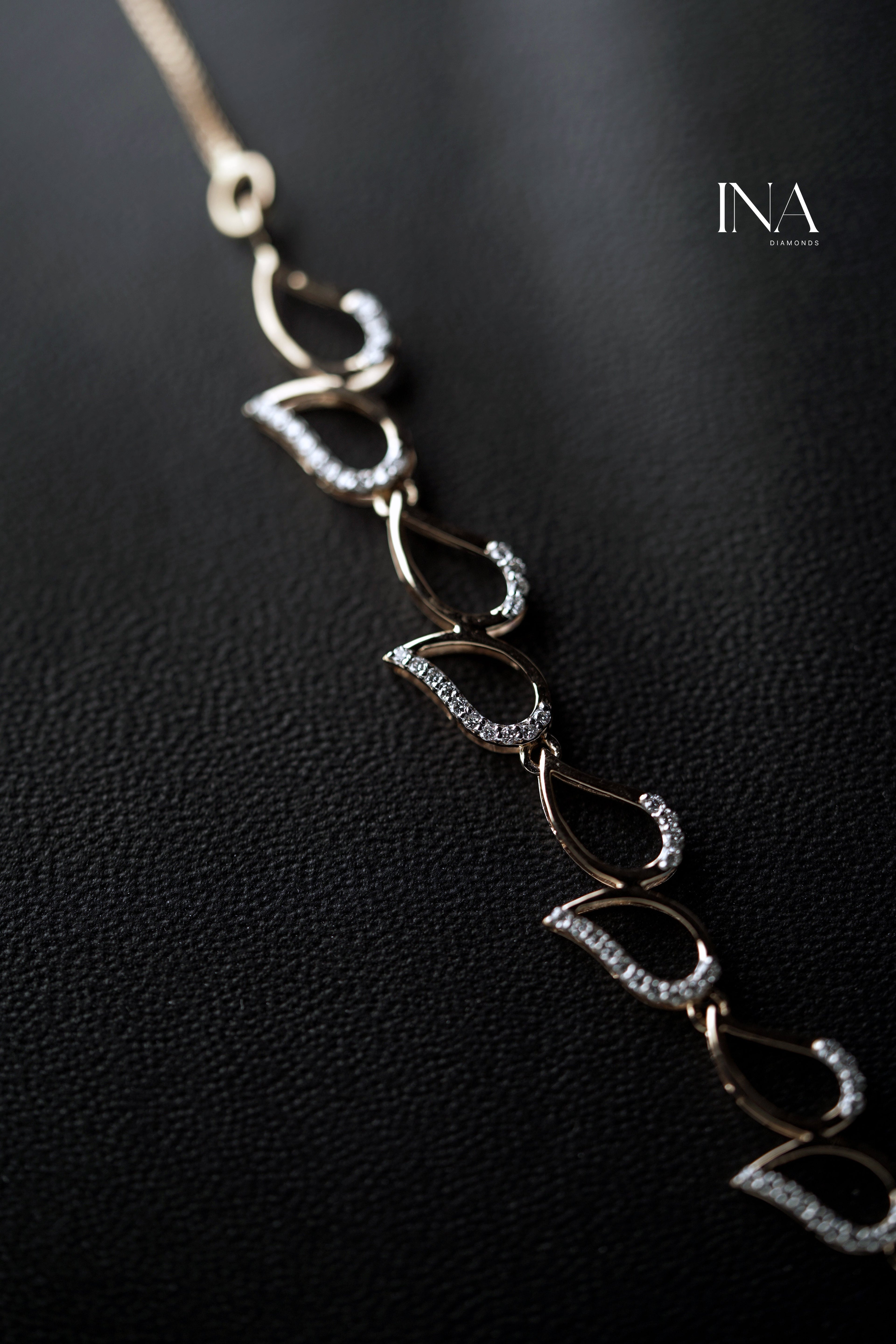 Elegant Leaf-Link Necklace